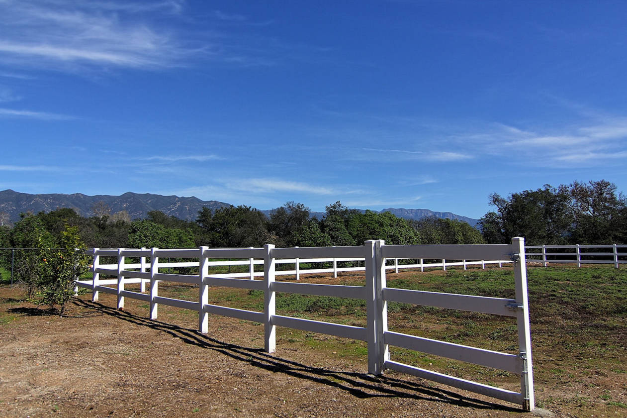Equestrian estate on 2.77 acres / Direct access to horse... Ojai, Ventura County, California