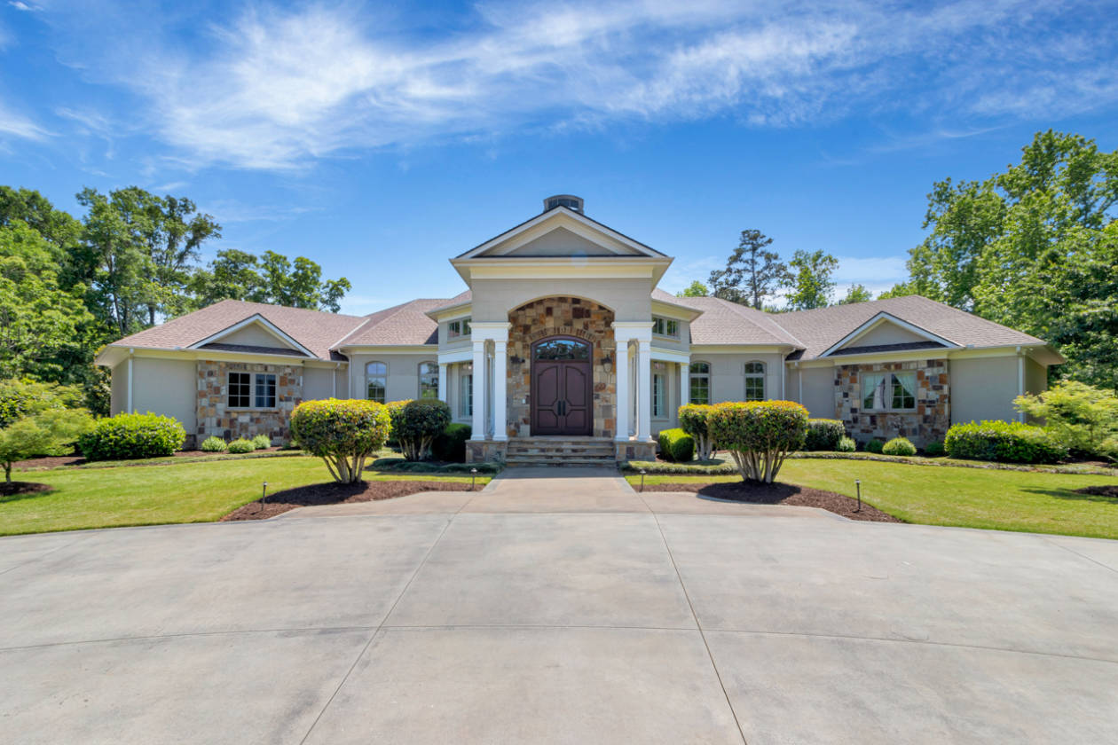 Luxury Lake Estate with 26 Acres Bring Horses and... Townville