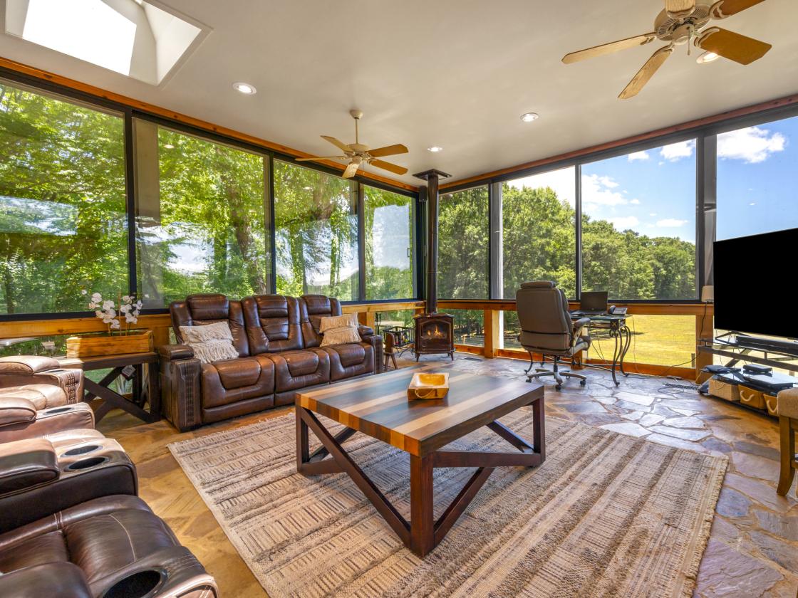 Luxury Horse Farm | 29 Stalls | Indoor Arena - photo 5