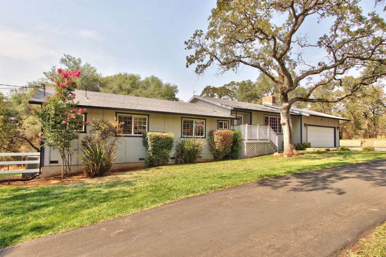 Beautiful Horse property with updated home and close to trails and town