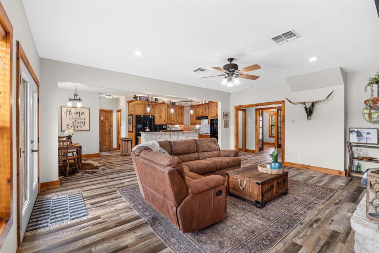 Custom home on 33 Acres! - photo 9