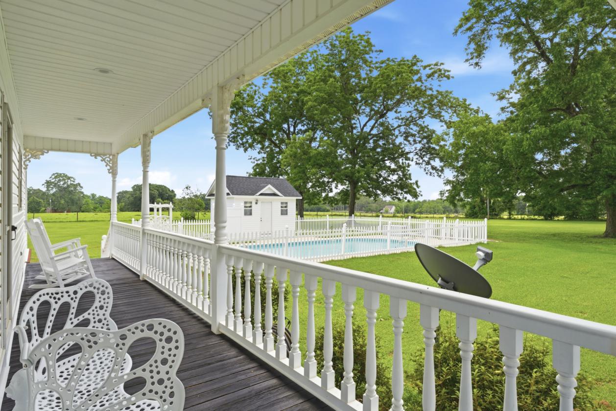 NW Florida, Antebellum-Style Home, Paddocks & Pool - photo 9
