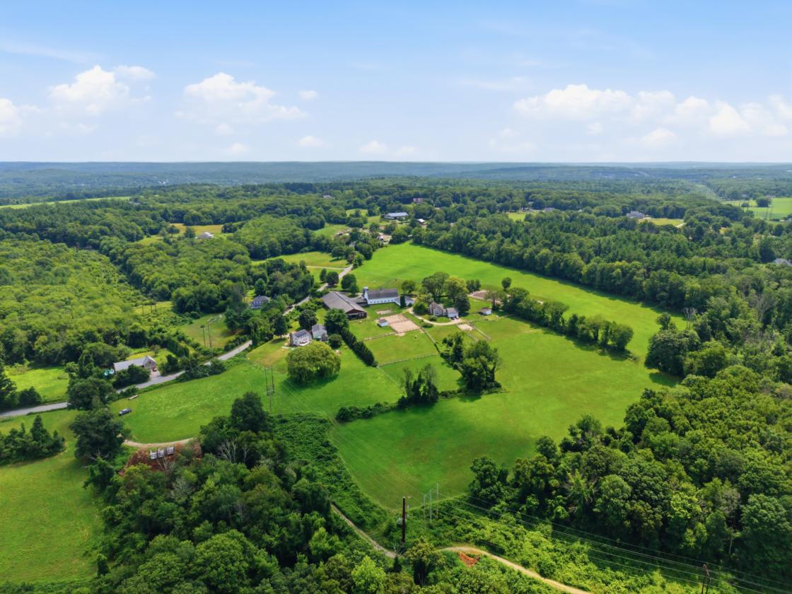 Horse farm with indoor arena & distant views - photo 1