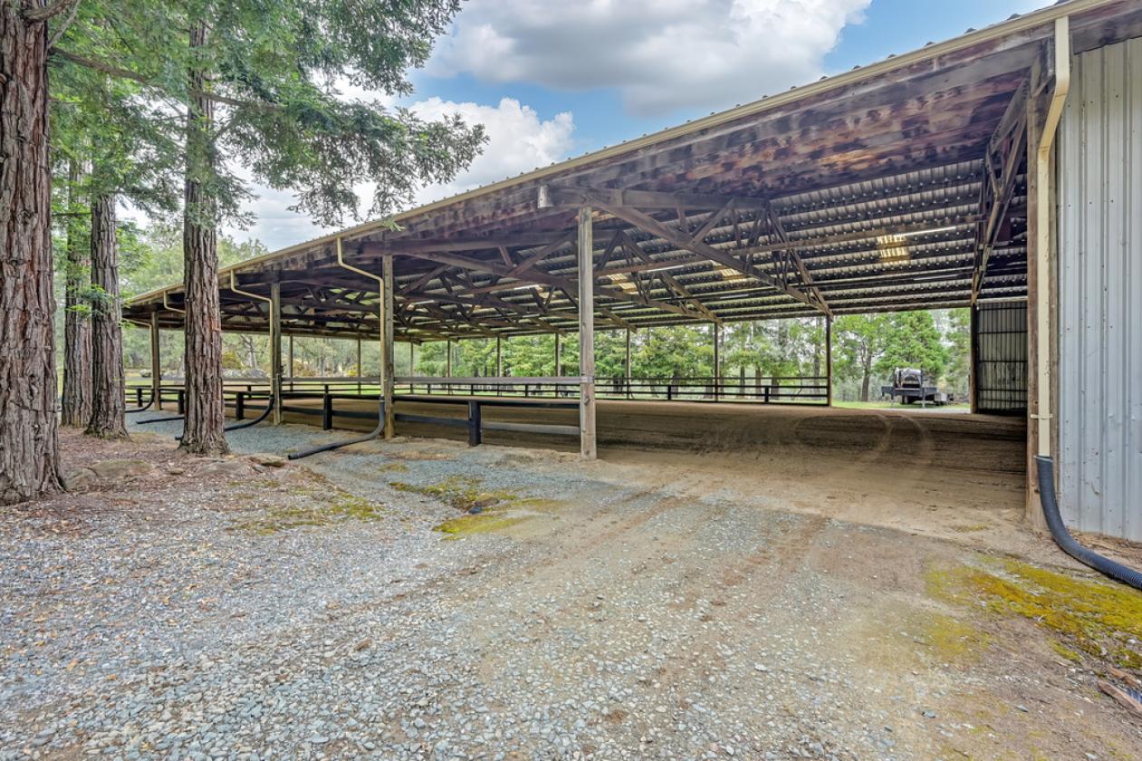 NEW PRICE! 3 bed, 2 bath, covered arena, 22 stalls - photo 5