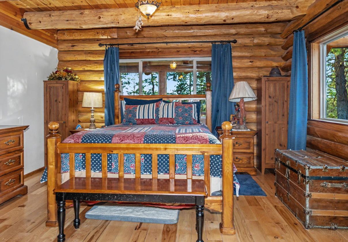 Stunning Log Home on 38.7 ac w/ barn & round pen - photo 12