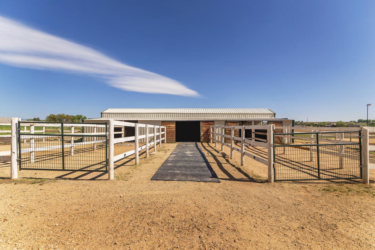 Well-situated Equine property with Frontrange view - photo 10