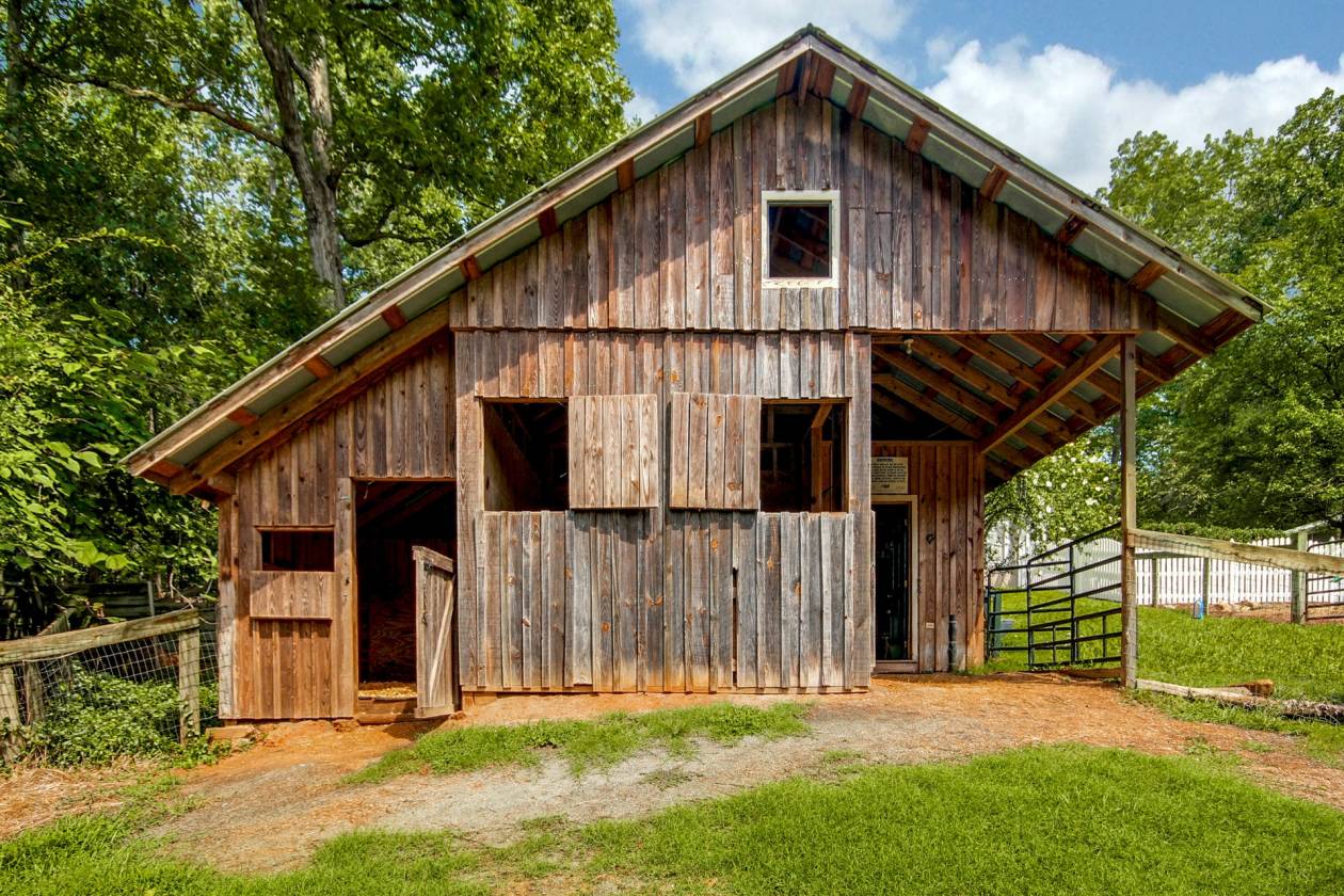 Amazing 10 acre Farm w/ riding arena, separate Guest House... Chapel