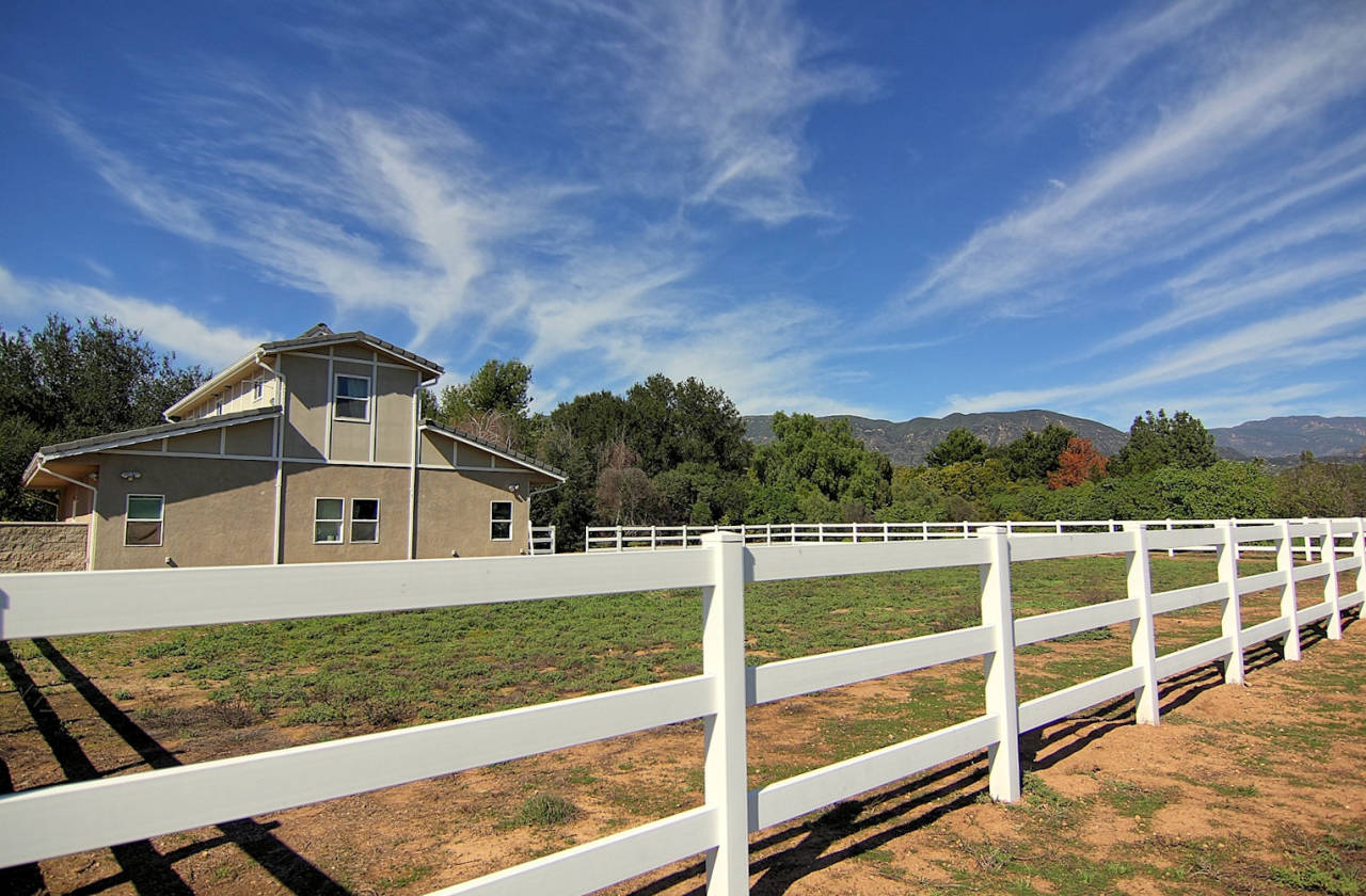 Equestrian estate on 2.77 acres / Direct access to horse... Ojai