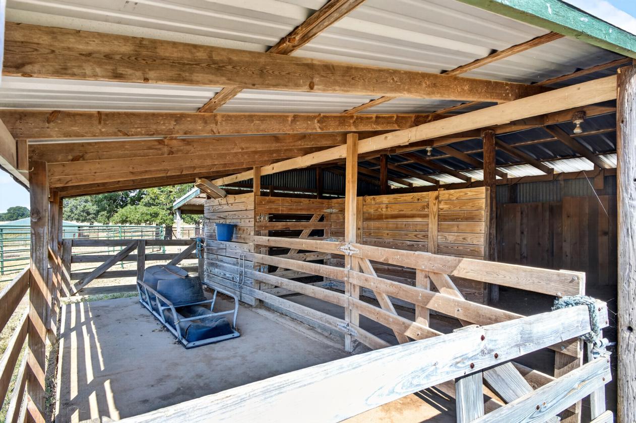 18 Acres, 3 Barns, Training Arena, 3 Residences - photo 10