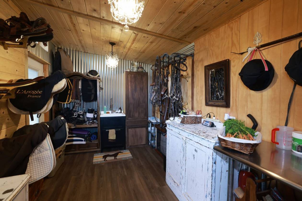 EXQUISITE EQUESTRIAN ESTATE - photo 10