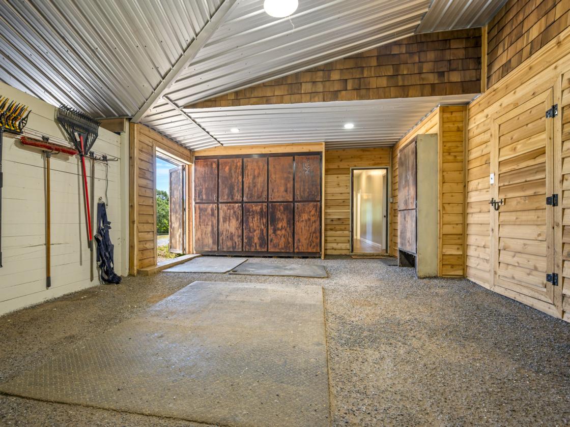 Luxury Horse Farm | 29 Stalls | Indoor Arena - photo 15