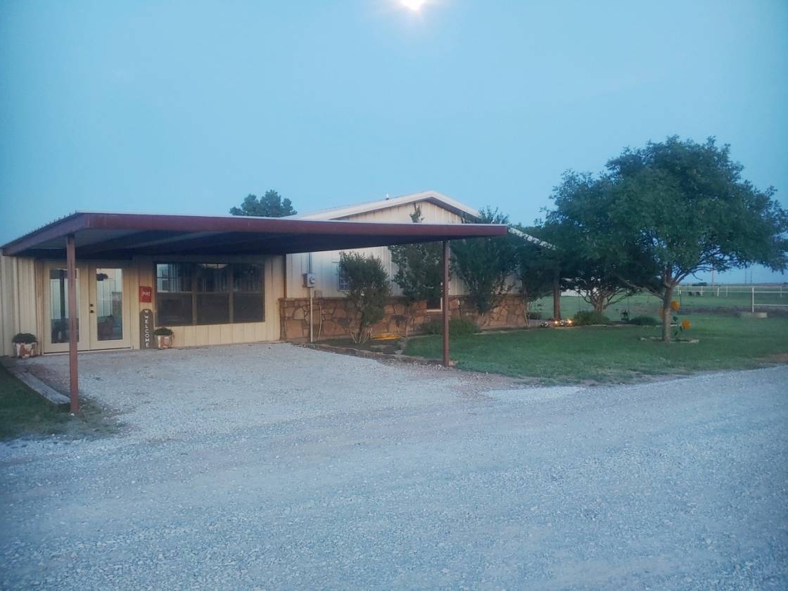 Exceptional Barndominium on 4.28 Acres! Home w/over 1750 SF, 3