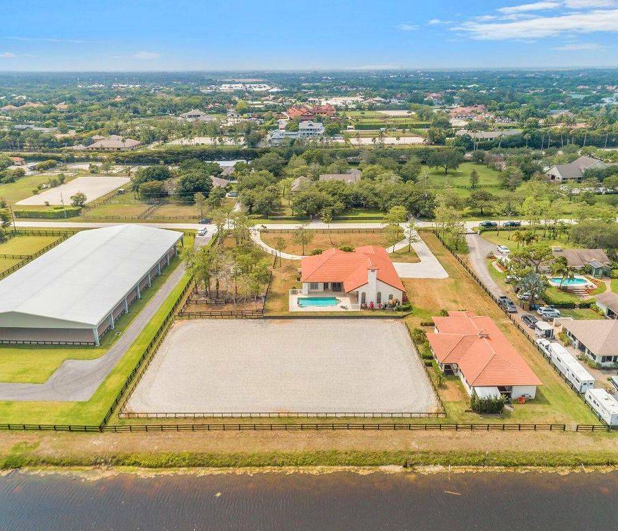 Well Appointed Wellington Farm with Prime Location Close to WEF