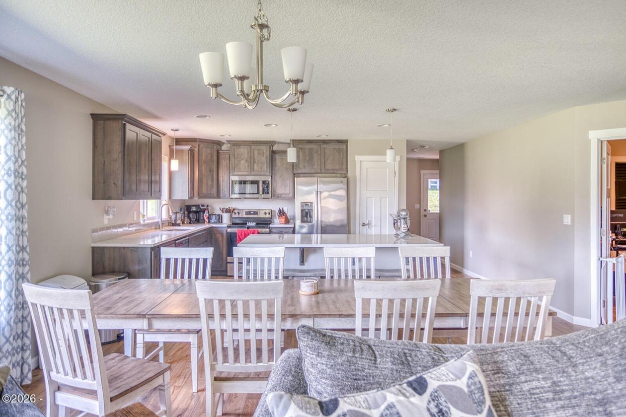 One-Owner HiLine Home Set on 2.92 Acres - photo 9