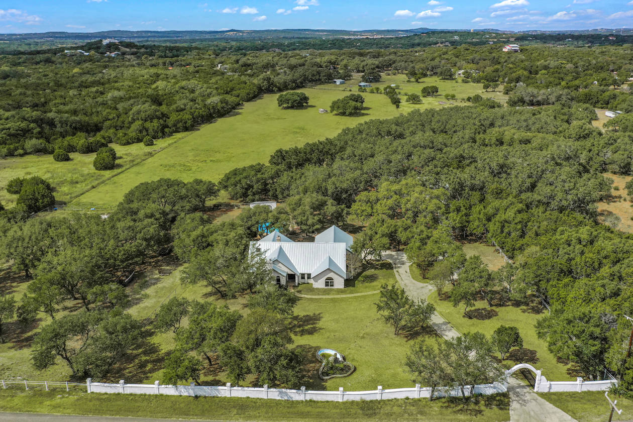 10+ Acres Horse Property with Texas Ranch Style Modern Farmhouse