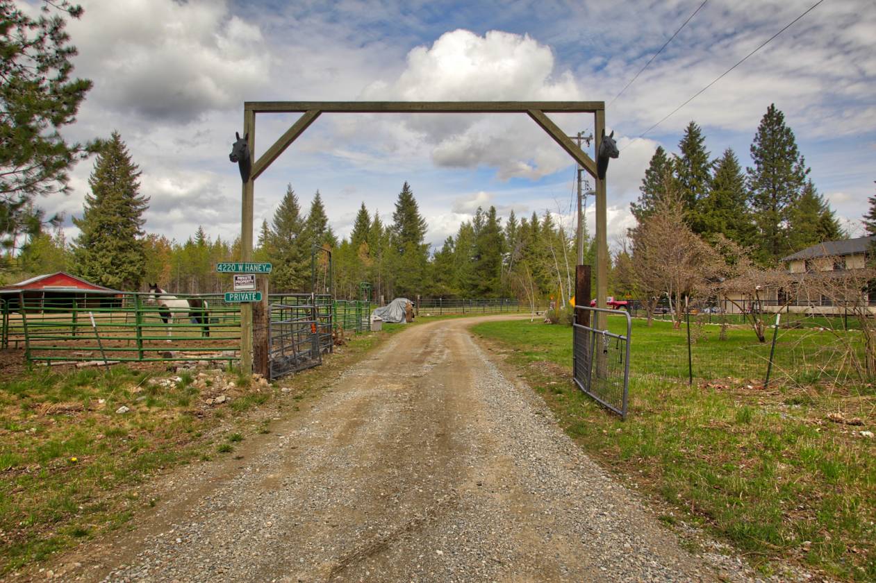 !0 Acre Horse Property with Country Home in Rathdrum N... Rathdrum