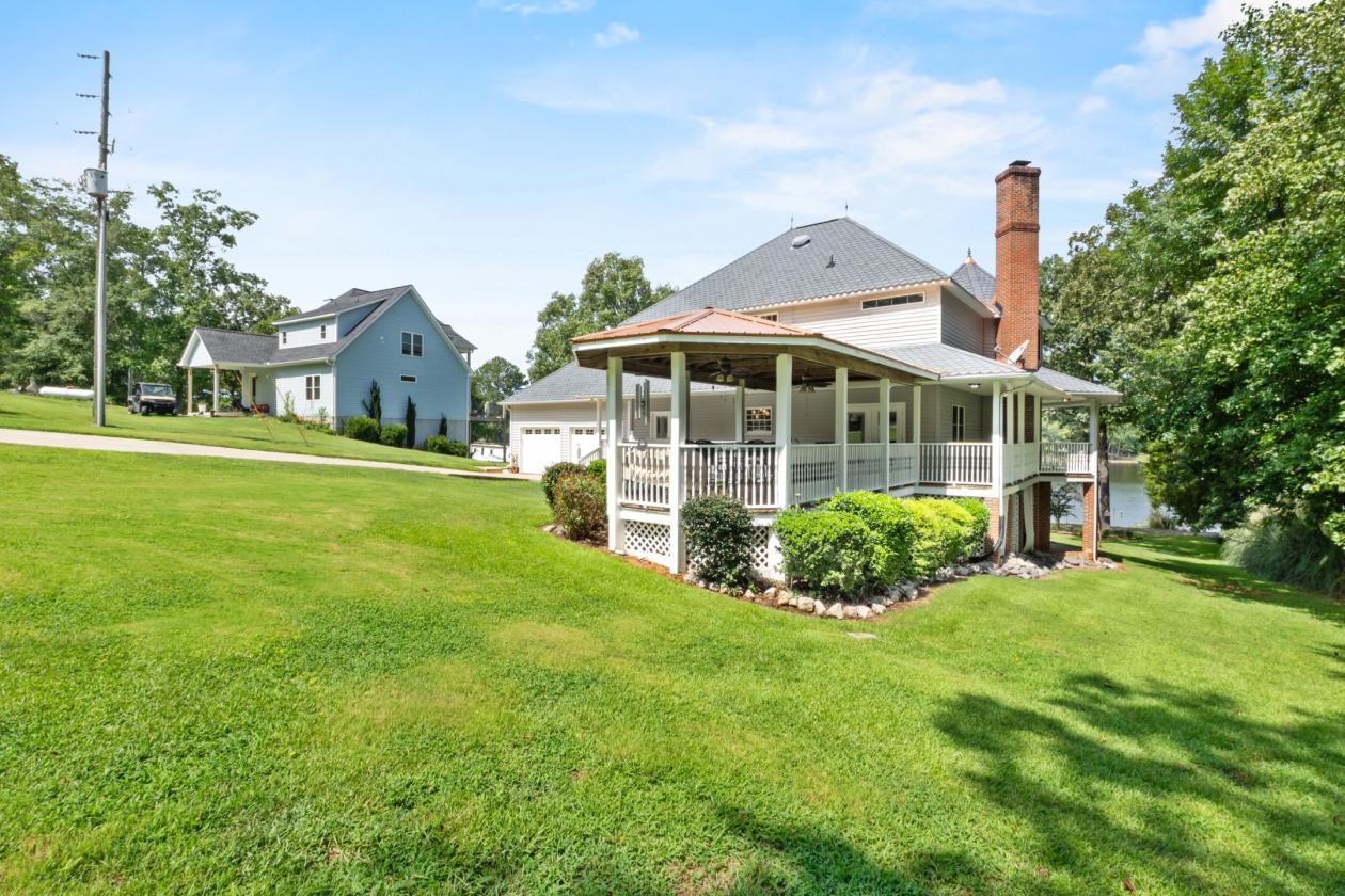 Lakefront Equestrian Estate on 8 Acres - photo 11
