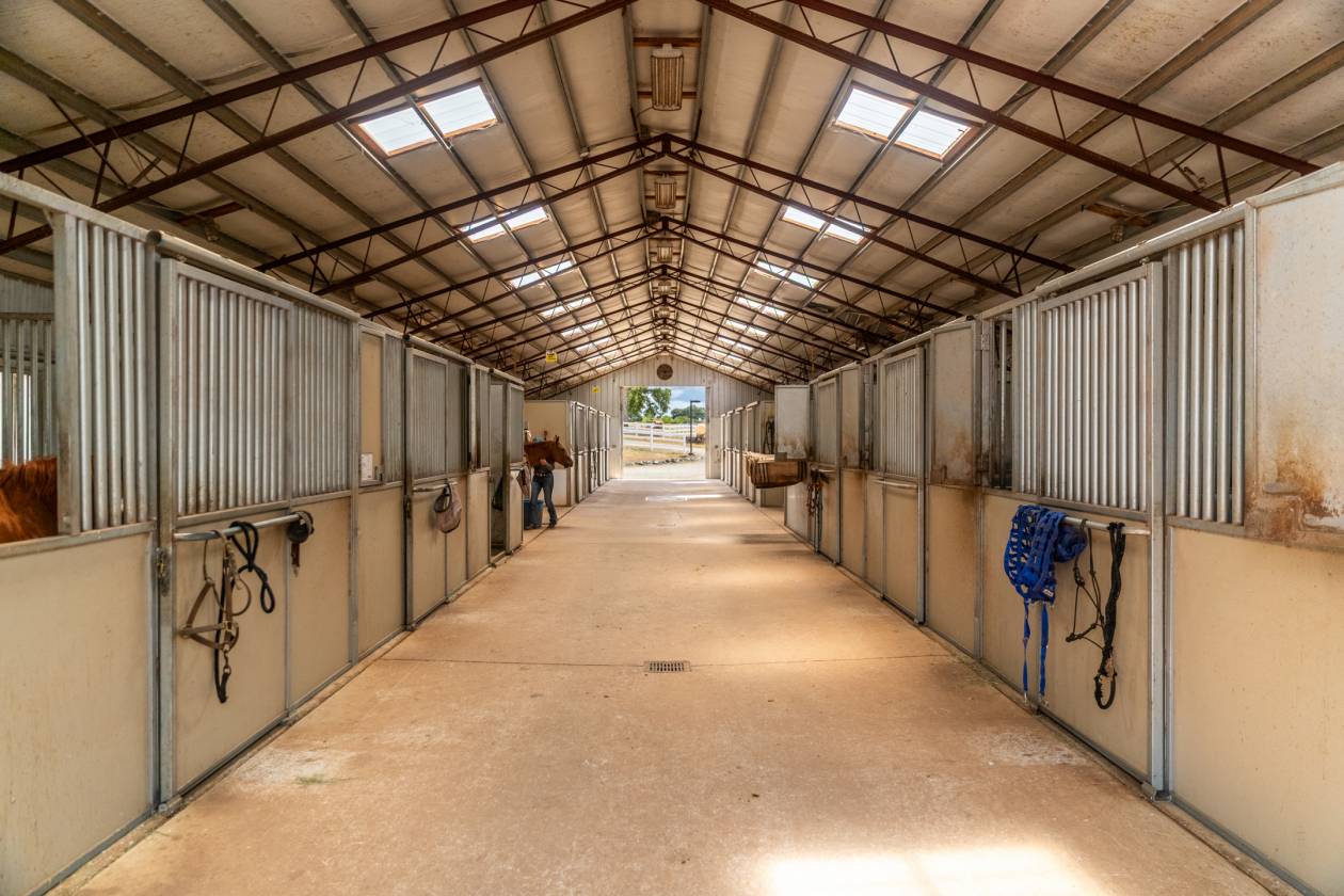 80 acre w/ 3-4 homes, 2 barns & 2 arenas +++ - photo 7