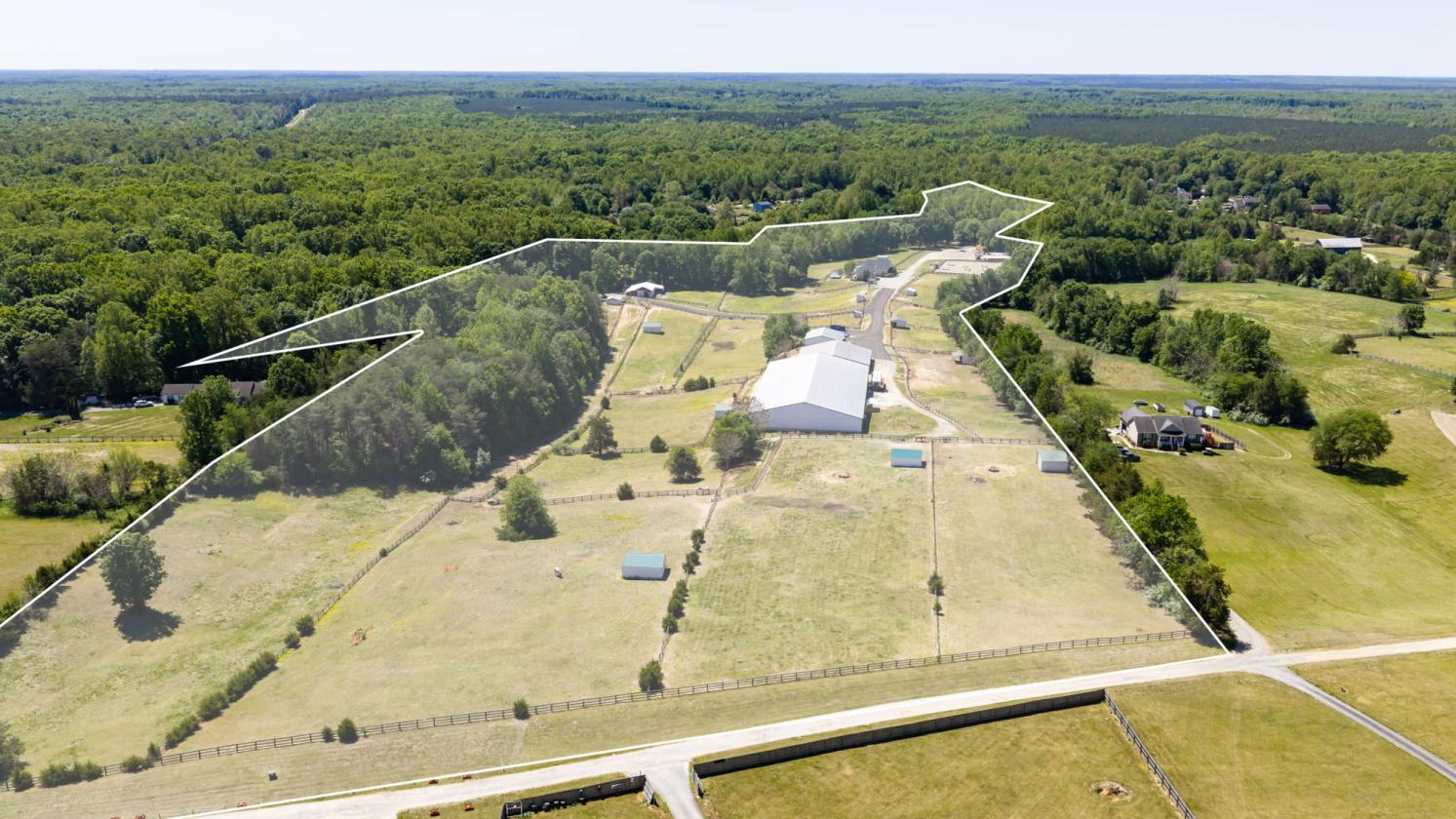 EKG Stables: 36-Acre Turnkey Equestrian Paradise - photo 5