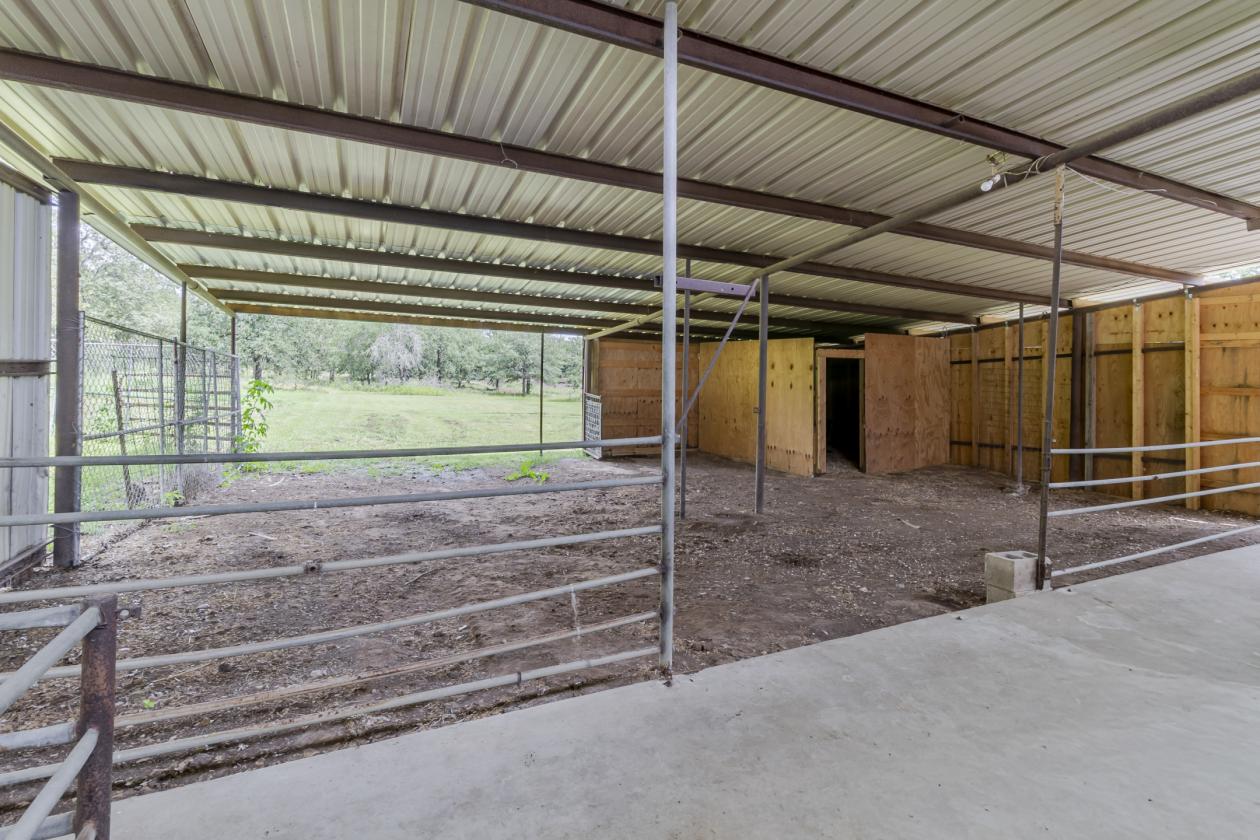 Beautiful home on 5 acres + Guest House - photo 17