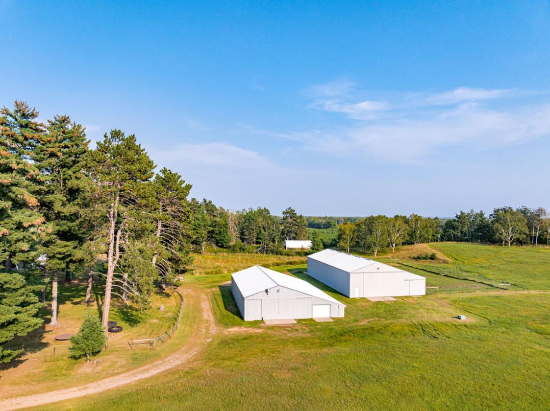 Turnkey Country Estate with Barns, Pasture & Eques - photo 7