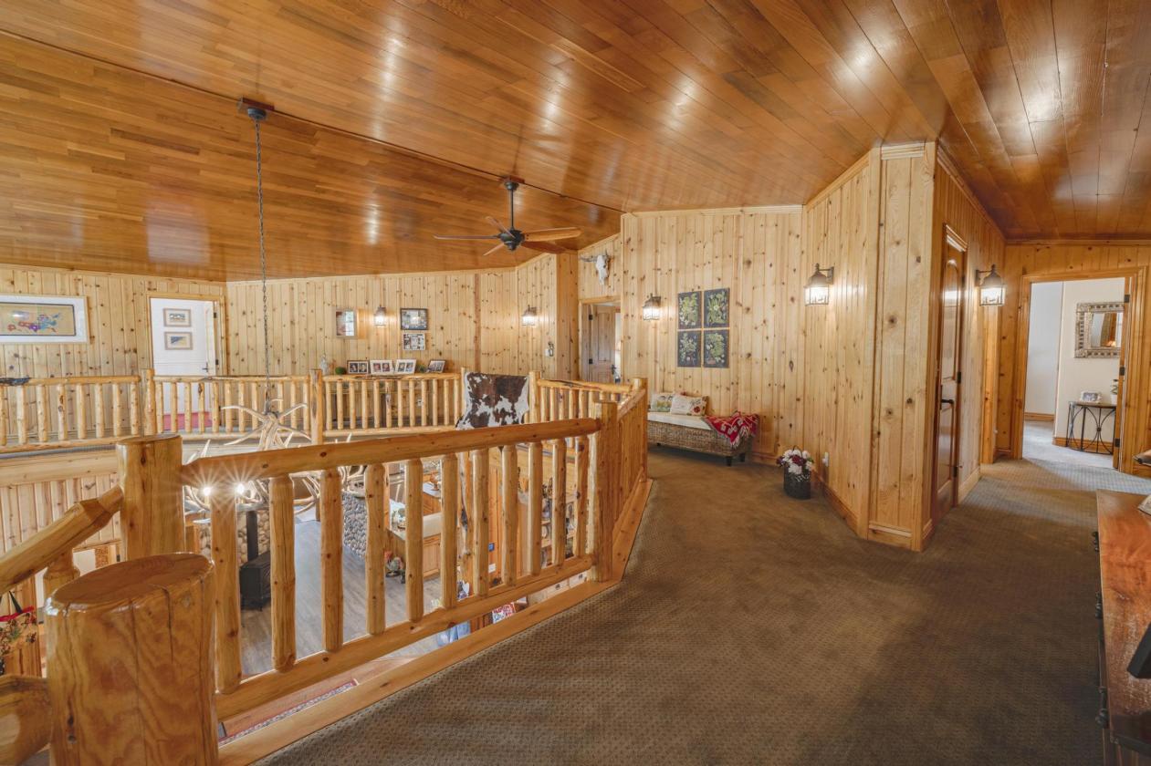 Stunning custom estate, bring your horses! - photo 16