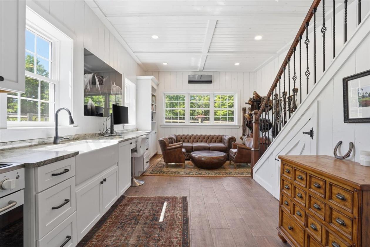Equestrian estate w/ luxury barn & carriage house - photo 21