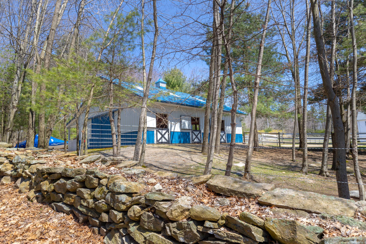 Horse Property with in law and Lake Manchaug access Sutton, Worcester