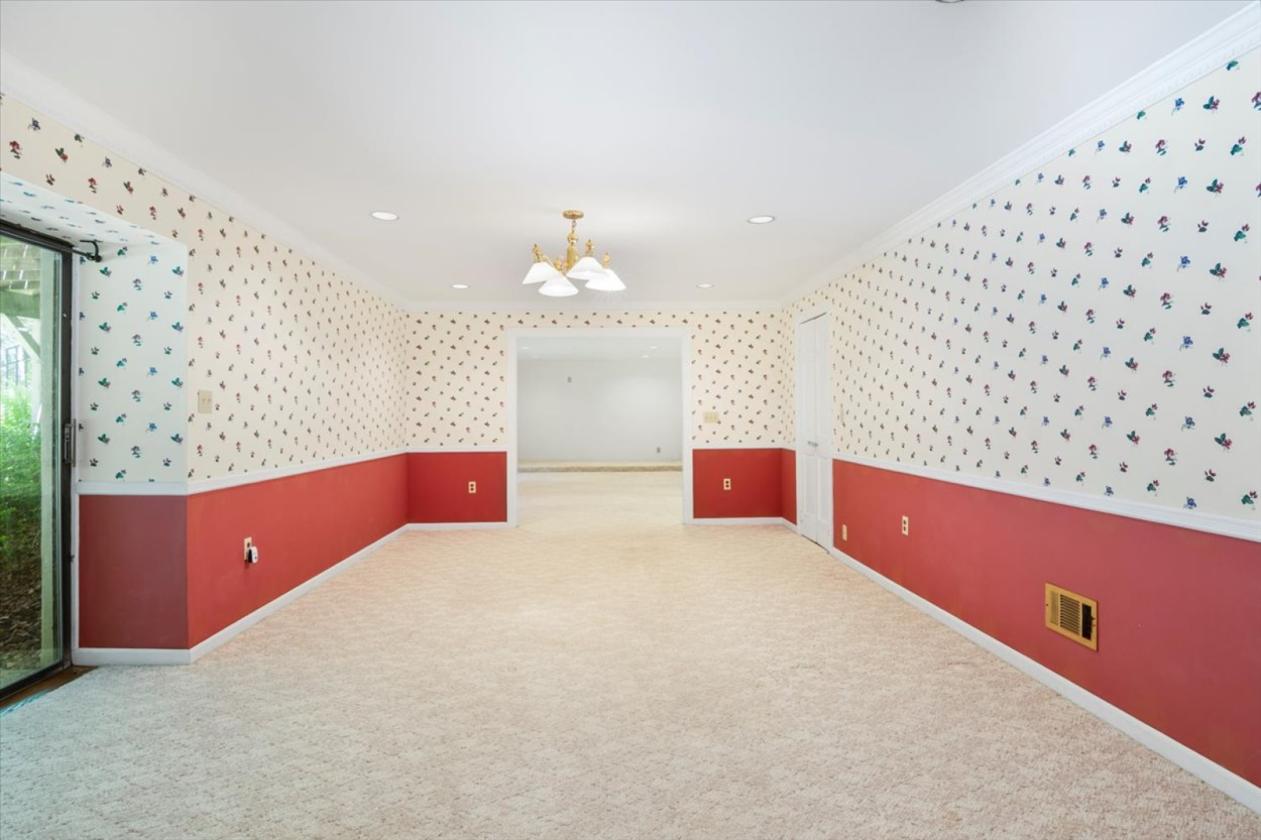 Estate home with small stable and pool - photo 22