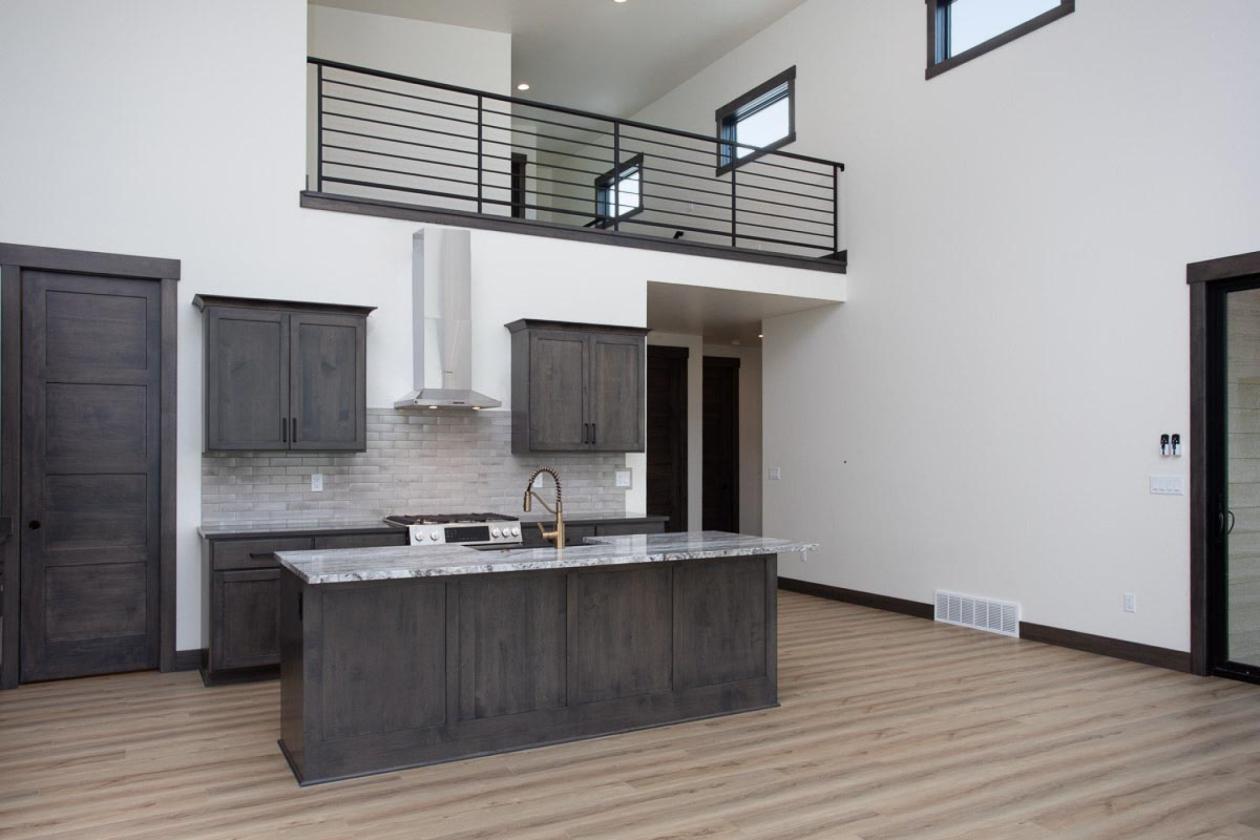 Stunning New Home w/ Mountain Views on 5.2 acres - photo 13