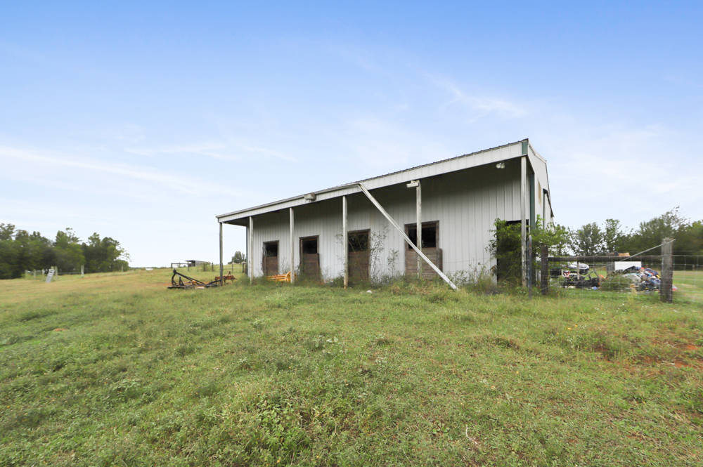 38 LEVEL ACRES WITH 7 STALL BARN, POND AND HOME!... Smithville, Dekalb County, Tennessee