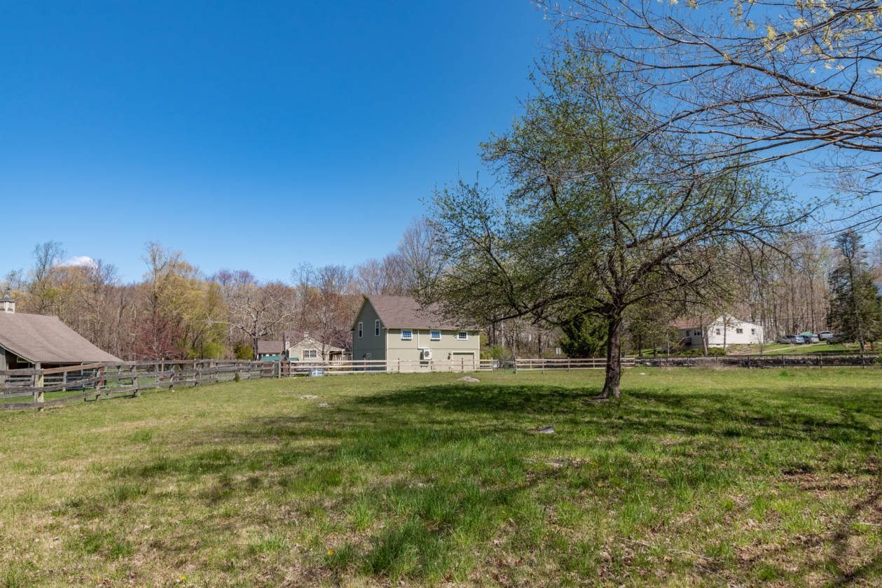 Beautiful horse property 4 stall barn ring and... Killingworth