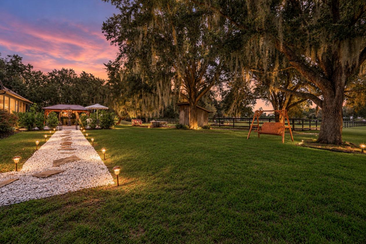 Restored 90s Chic Equestrian Estate - photo 3