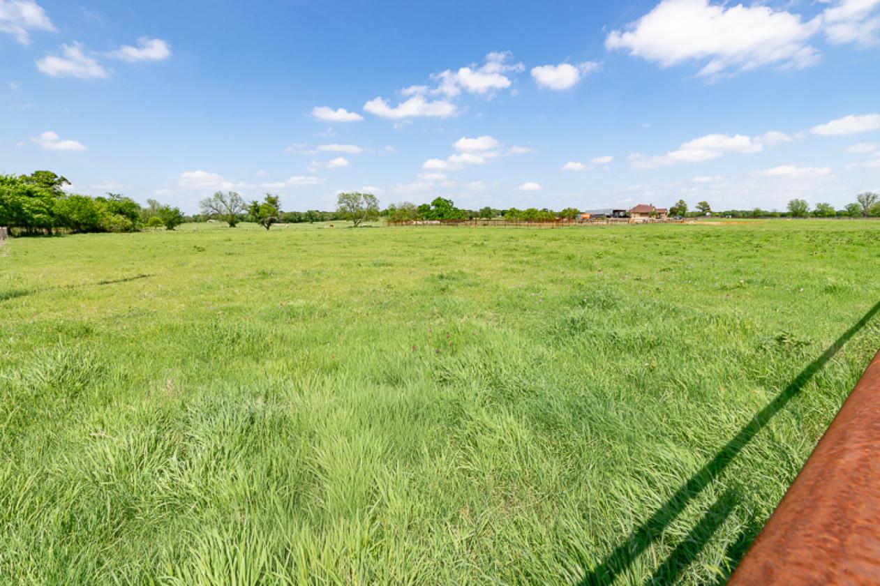 Scenic 64 Acre Horse & Cattle Property - photo 24