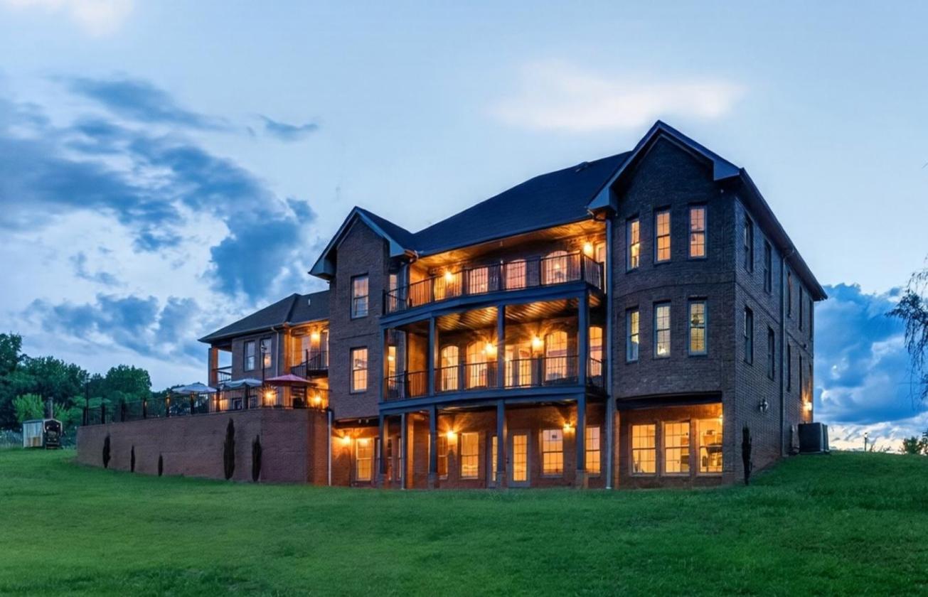 Lake Front Manor! - photo 1