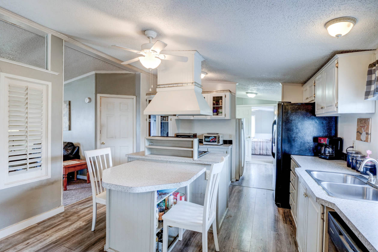 Over 25 ACRE Horse Farm in Eastern NC! Two 11Stall... Richlands