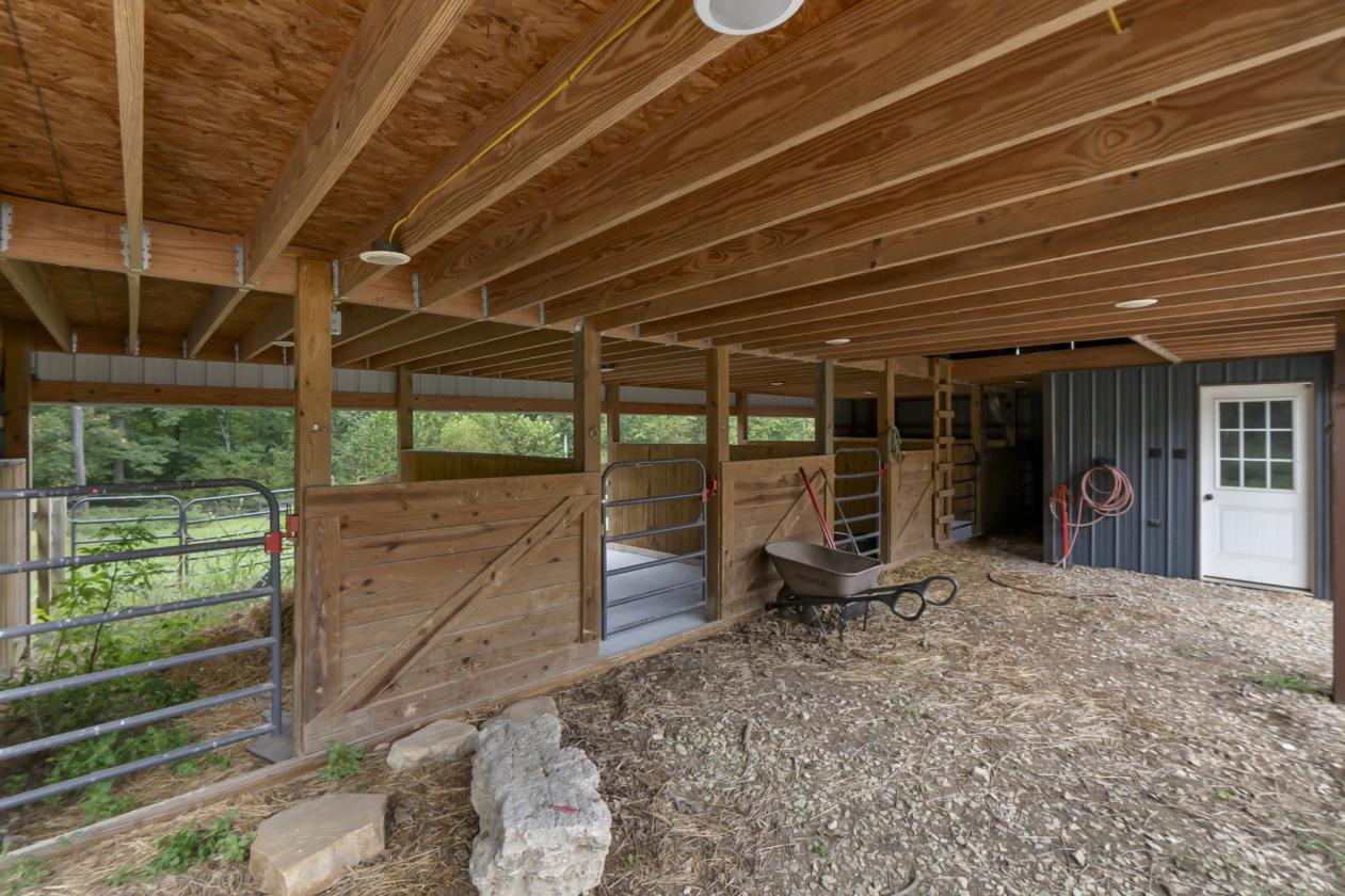 31 Acres, 5-Stall Barn & Luxury Home - photo 5