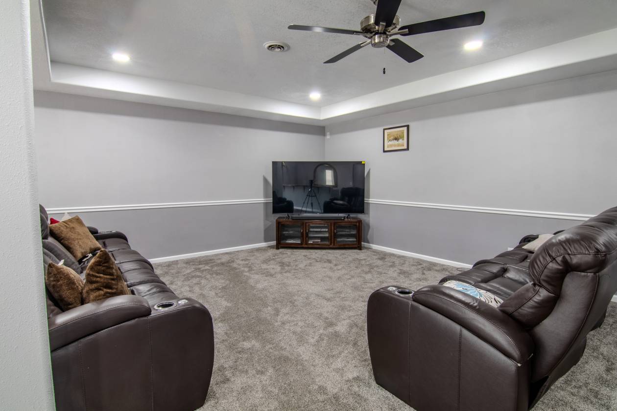 Luxury secluded home, 41 acres arena down the road - photo 15