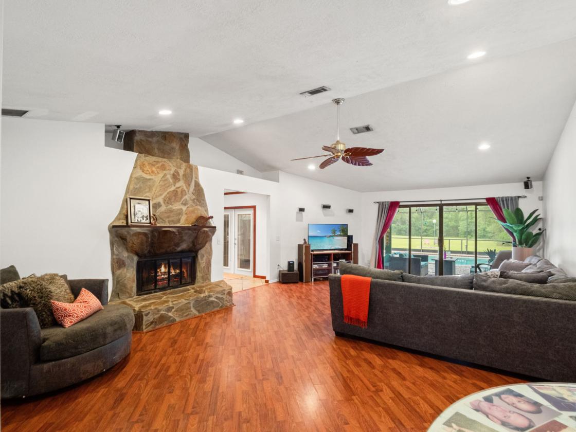 2.5 Acre Retreat with Guest House & Workshop - photo 17
