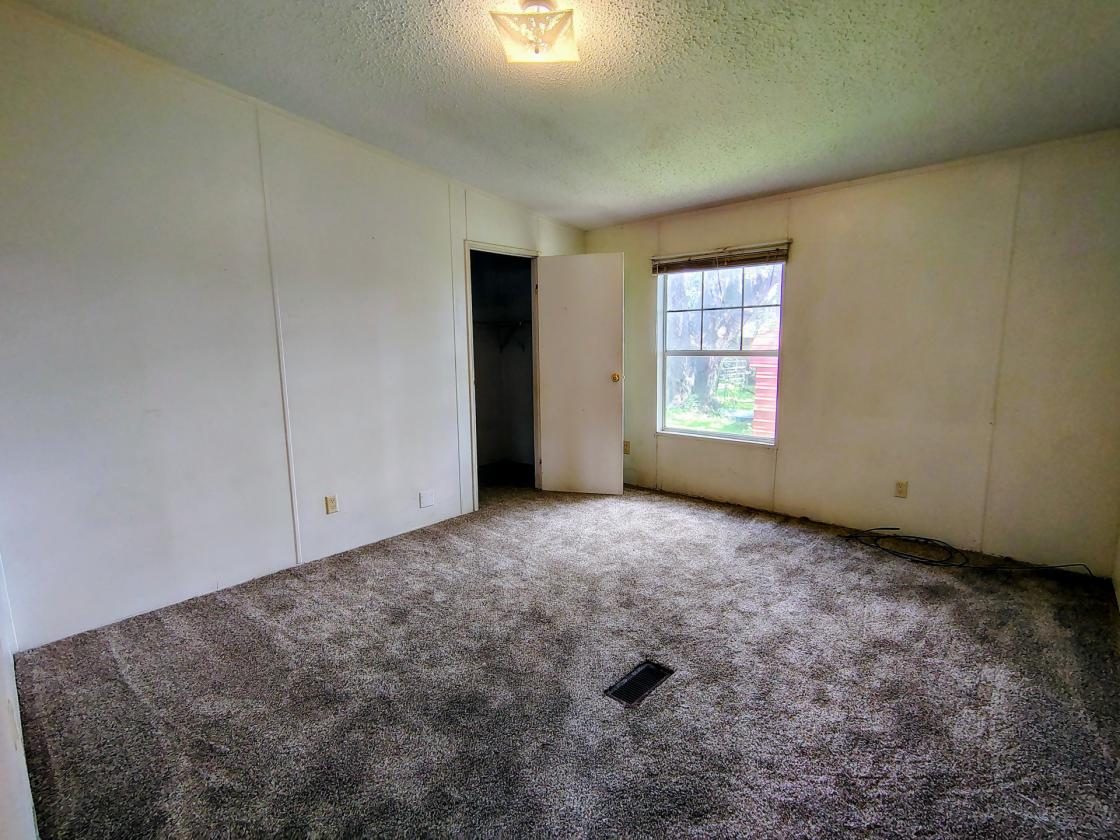 Manufactured home, 5 fenced acres, water supply - photo 24