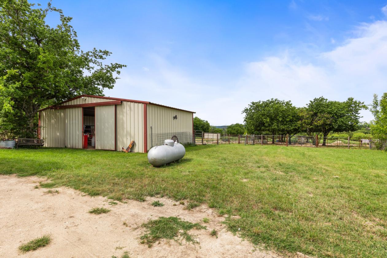 Horse property with gorgeous views - photo 4