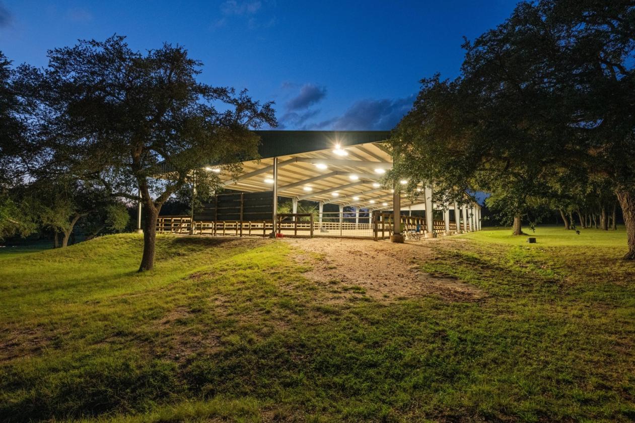 Dancing Oaks Equestrian Ranch - photo 4