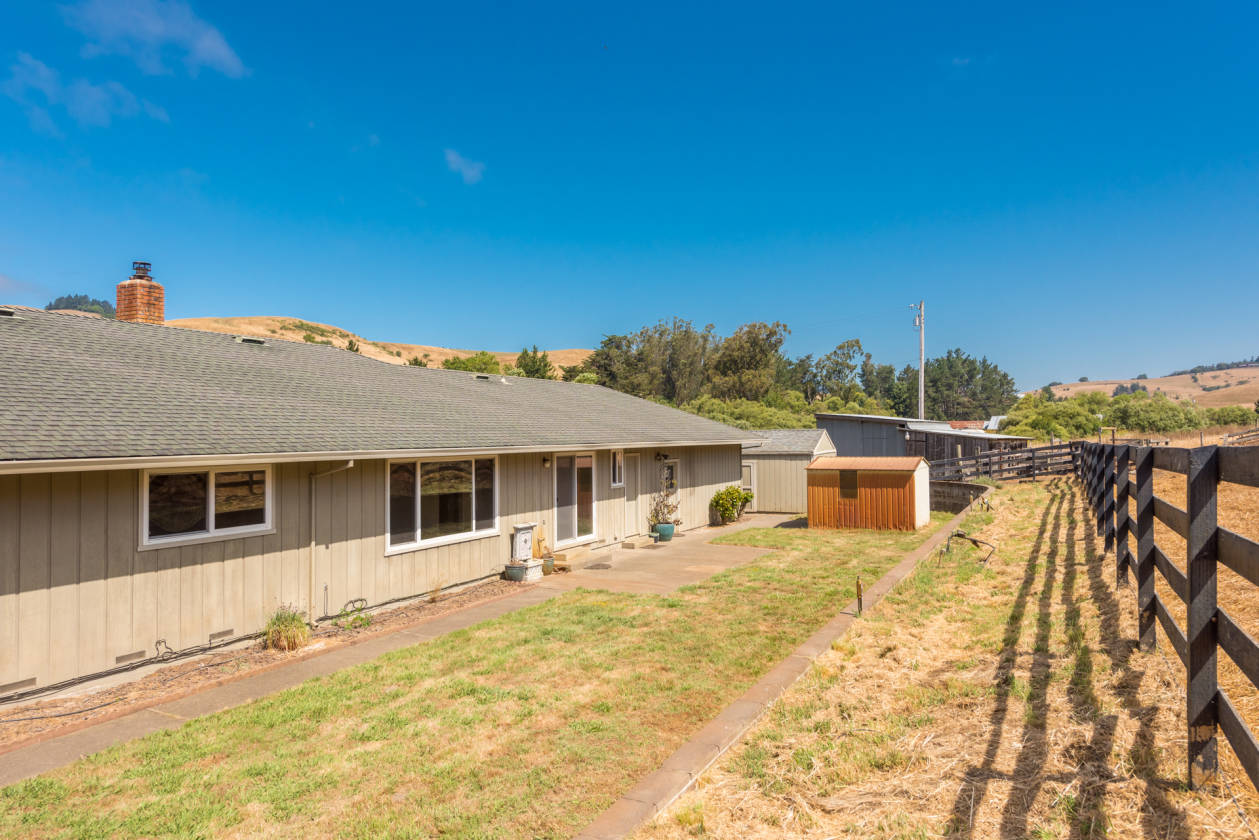 Beautiful Valley Ford Ranch on 12 Acres just minutes from... Valley