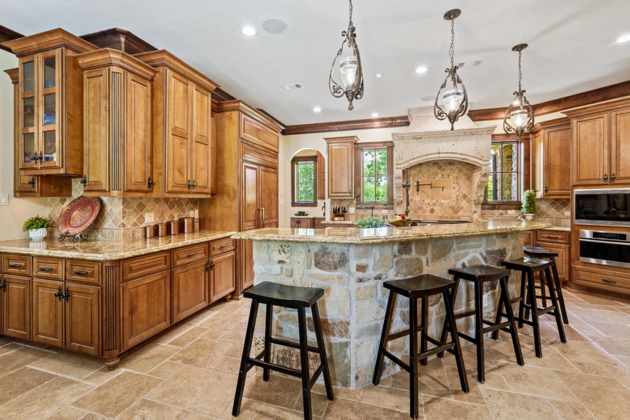 Extraordinary Estate on 7.8 Acres, 6-Stall Barn, & Dressage Arena - photo 13