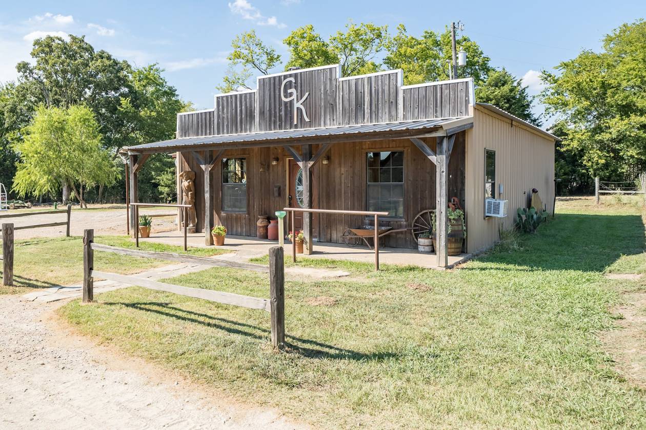 Equestrian Ranch with 4 stall barn, arena, pond and second