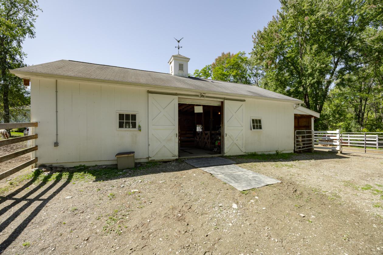 Impeccably kept horse property w/central location - photo 5