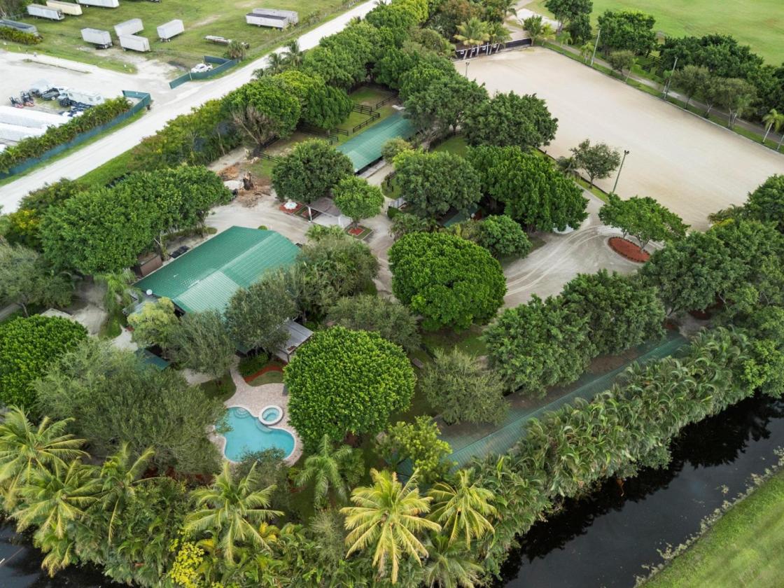 Horse Farm 11 Acres w/ 50 Stalls + groom cottages - photo 6