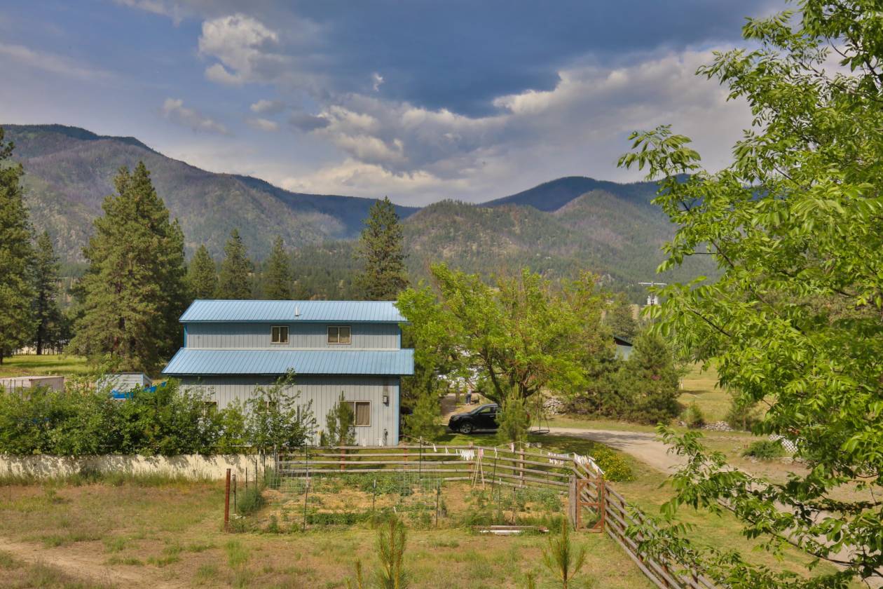Mountain views horse property with large arena - photo 18