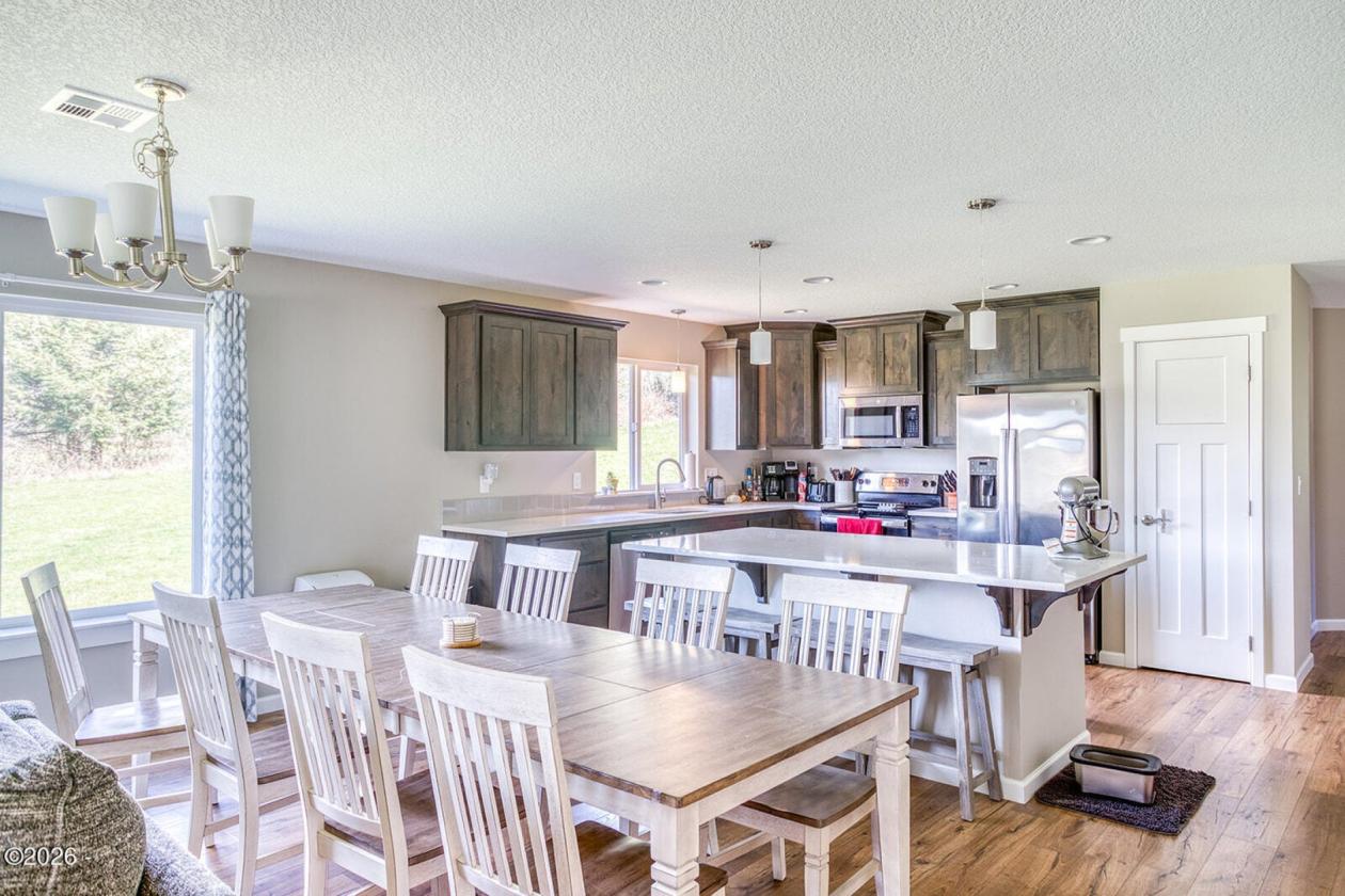 One-Owner HiLine Home Set on 2.92 Acres - photo 10