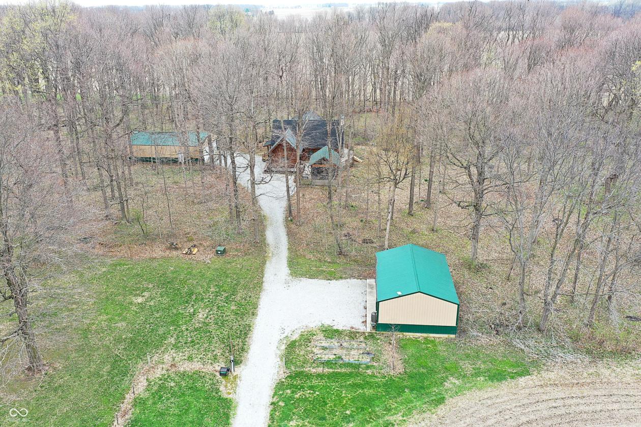 Stunning Barna log home on over 12 acres - photo 25